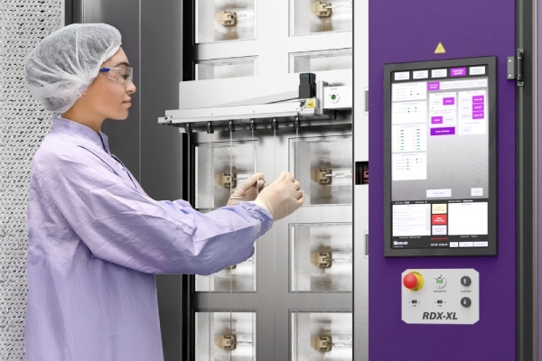 Operator applying hydrophilic coatings to a medical device using an RDX-XL from Harland Medical Systems